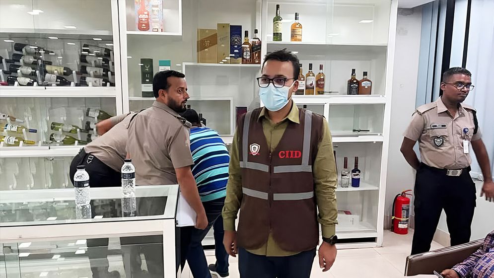 সালমান মুক্তাদিরের শ্বশুরের ৪ মদের গুদাম সিলগালা