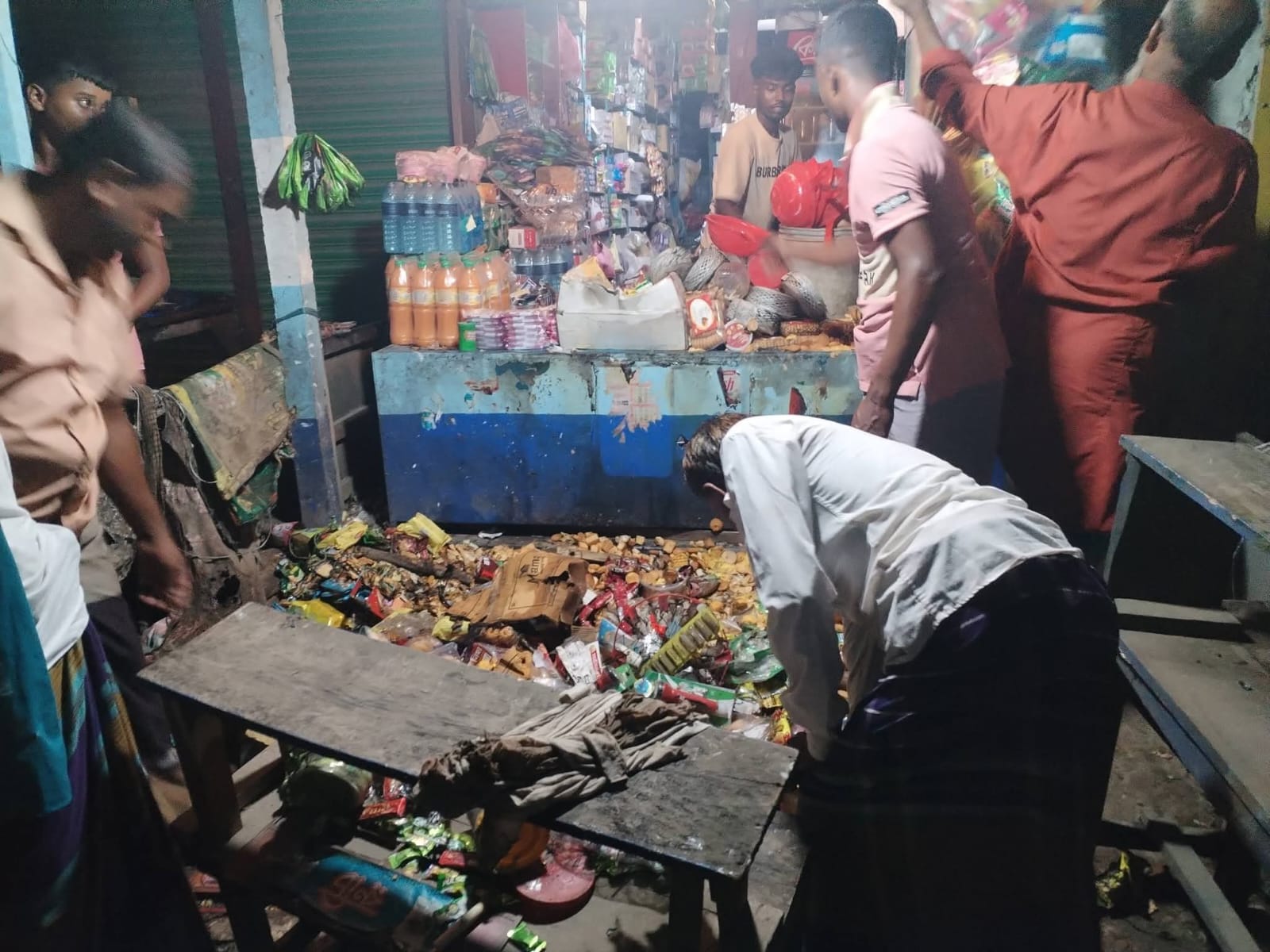 কেন্দুয়ায় দোকানে ঢুকে শরীরে পেট্রোল ঢেলে আগুন দেওয়ার অভিযোগ, দোকানি অগ্নিদগ্ধ