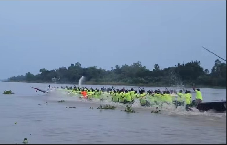 মানিকগঞ্জের বেউথা কালীগঙ্গা নদীতে নৌকা বাইচ অনুষ্ঠিত       