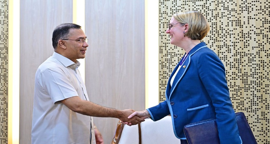 প্রধানমন্ত্রী তারেক রহমান ও বাংলাদেশে নিযুক্ত যুক্তরাজ্যের হাইকমিশনার। ছবি: সংগৃহীত