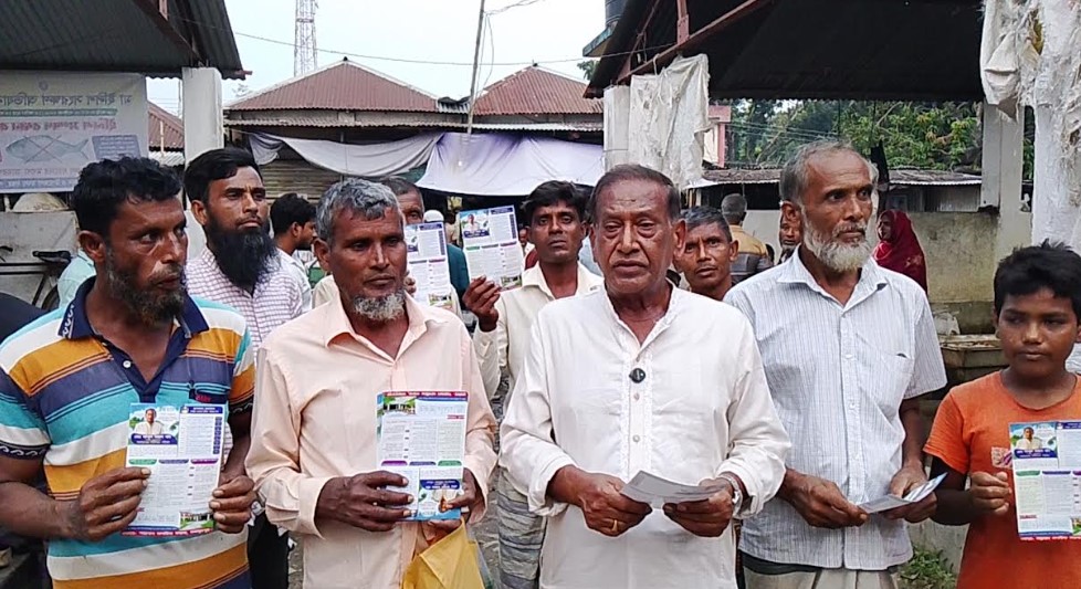 বাহাদুরপুরে সাবেক চেয়ারম্যান আব্দুল মান্নান খানের লিফলেট বিতরণ