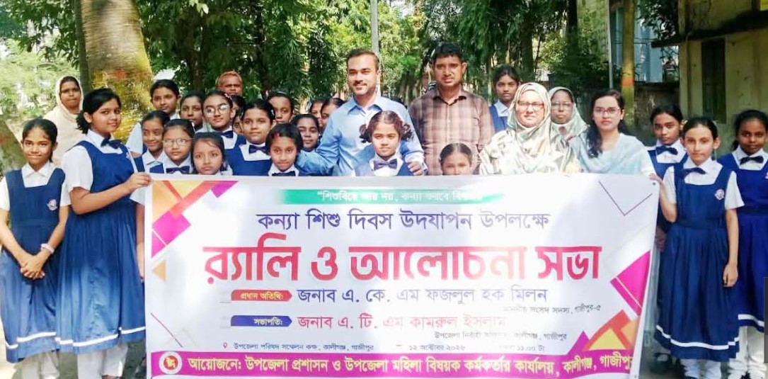 কালীগঞ্জে ফ্যামিলি কার্ডের তথ্য সংগ্রহ শুরু বাড়ি বাড়ি গিয়ে ট্যাবলেটের মাধ্যমে তথ্য নিচ্ছেন তথ্য সংগ্রহকারীরা