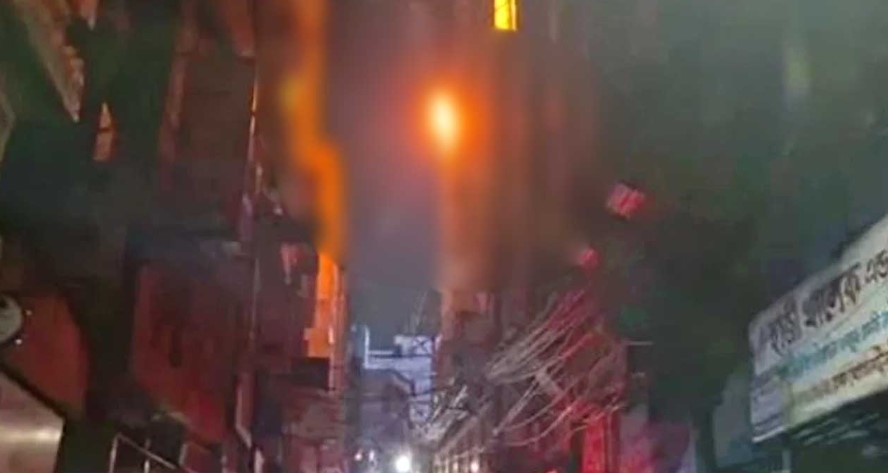 ৩৭ ঘণ্টার চেষ্টায় নিভল চকবাজারের আগুন