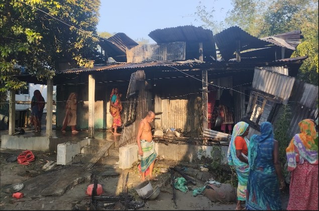 মানিকগঞ্জের পৌলী আজিজের টিনেরঘর আসবাবপত্র আগুনে পুড়ে ছাই, অনুমানিক ১০ লাখ  টাকার মালামাল ক্ষয়ক্ষতি  