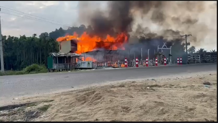 কক্সবাজারের ইনানী টুপটুপ রিসোর্টে ভয়াবহ আগুন, নিহতবেড়ে ১০