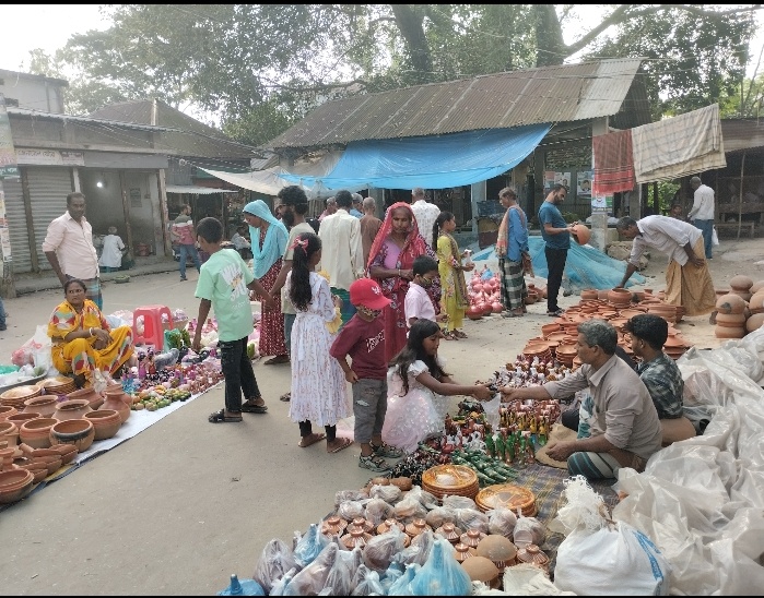 ঘিওরে হেলাচিয়ায় শ্রীশ্রী শারদীয় দুর্গাপূজা‌ উপলক্ষ্যে  গ্রামীণ মেলা অনুষ্ঠিত