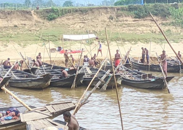 সিলেটের জৈন্তাপুরের বড়গাং নদীতে অবৈধ বালু উত্তোলন, দেখার কেউ নেই