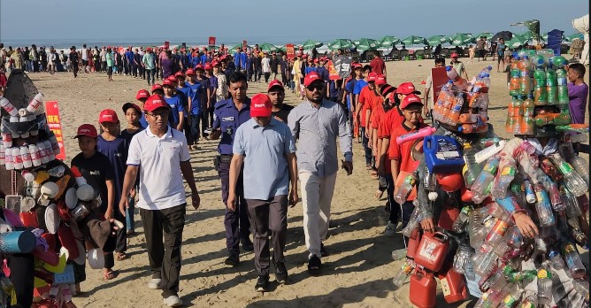 কক্সবাজার সৈকতে প্লাস্টিক দূষণ রোধে ১২ ‘বর্জ্যমানব’