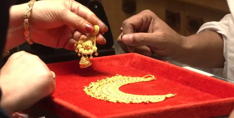 দেশের বাজারে কমলো সোনার দাম 