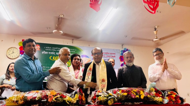 প্রবীণ দিবসে নোবিপ্রবি উপাচার্যকে সংবর্ধনা