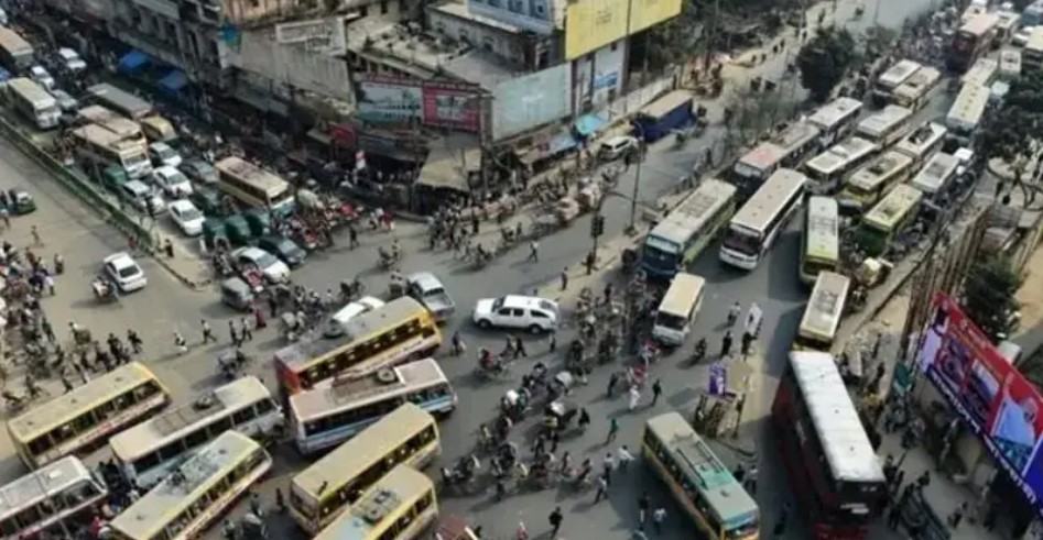 রাজধানীর সড়কে বাস চলাচলের ছবি।