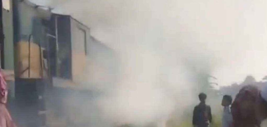 ট্রেনের ইঞ্জিনে আগুন, রেল যোগাযোগ বন্ধ। 