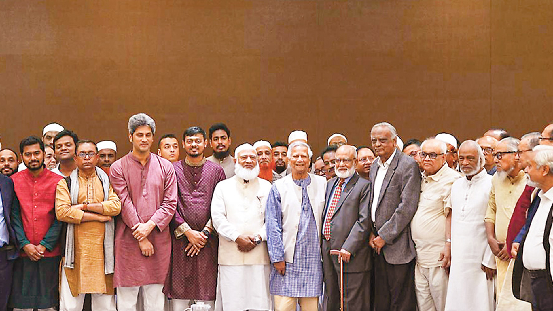 প্রধান উপদেষ্টার সঙ্গে রাজনৈতিক দলের নেতারা। ফাইল ছবি