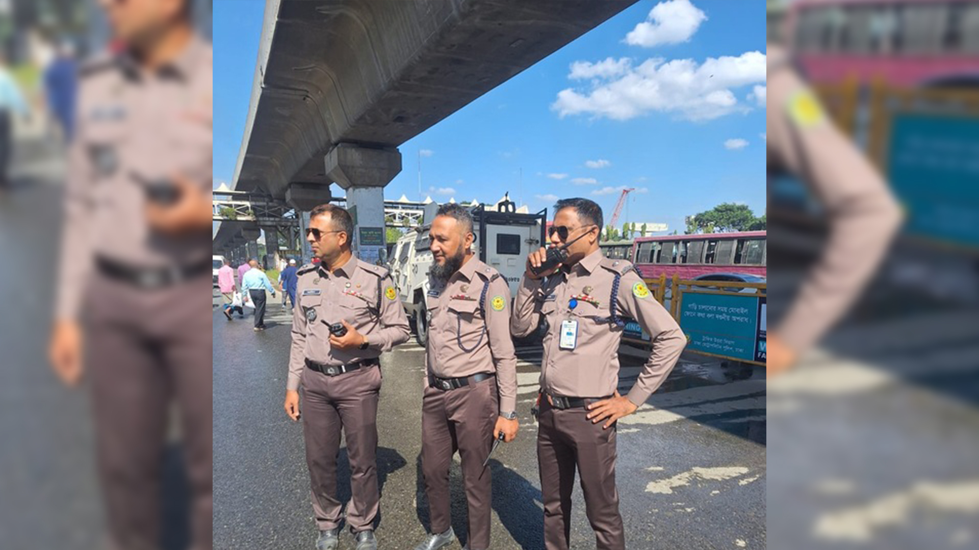 নতুন পোশাকে দায়িত্ব পালন করছেন পুলিশ সদস্যরা।