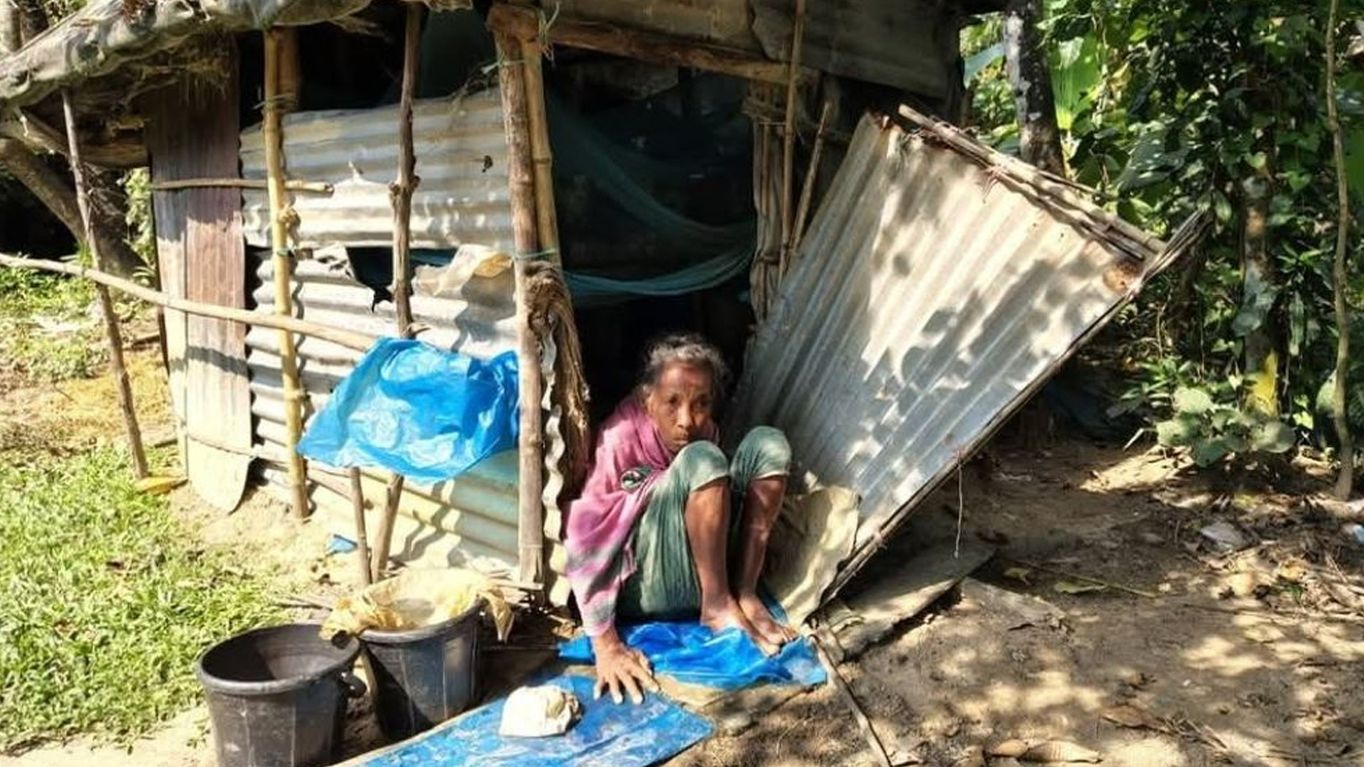 নেত্রকোনার কলমাকান্দায় ঘর পাচ্ছেন বৃদ্ধা বিমলা হাজং। ছবি: সংগৃহীত