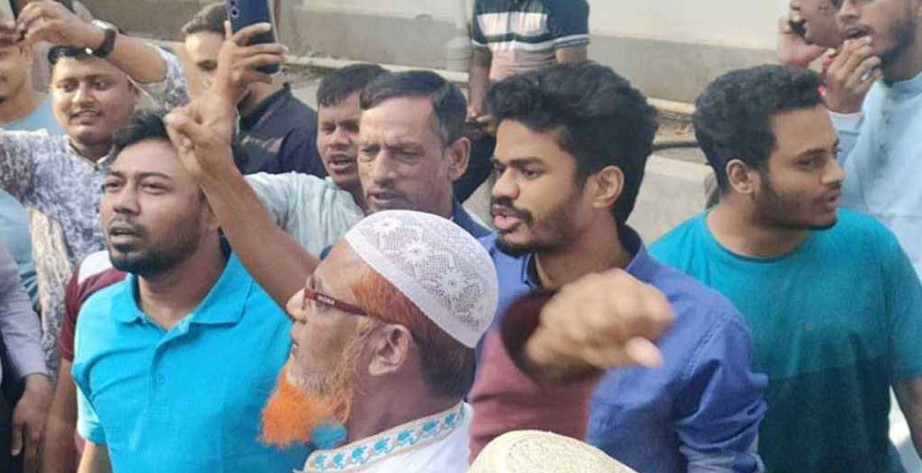 শেখ হাসিনার মৃত্যুদণ্ড, ট্রাইব্যুনালের সামনে ছাত্র-জনতার উল্লাস  